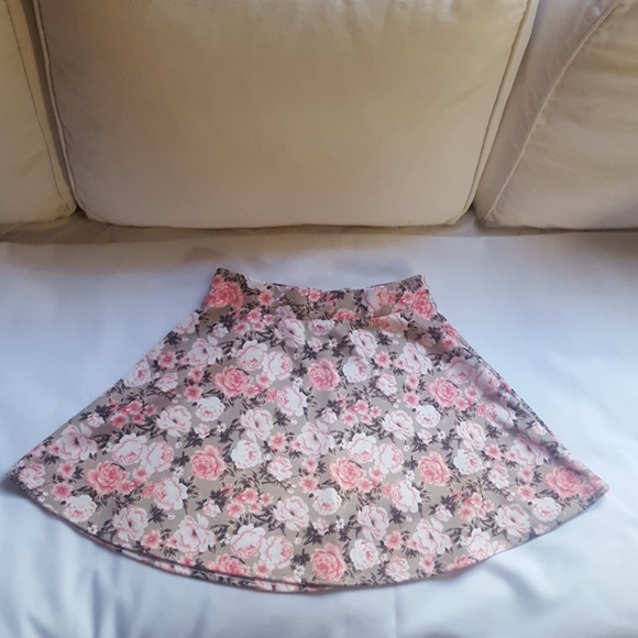 Charlotte Russe Dresses & Skirts - Sz M Charlotte Russe Spring Floral skirt